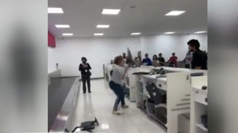 El ataque de ira de una mujer en un aeropuerto de México