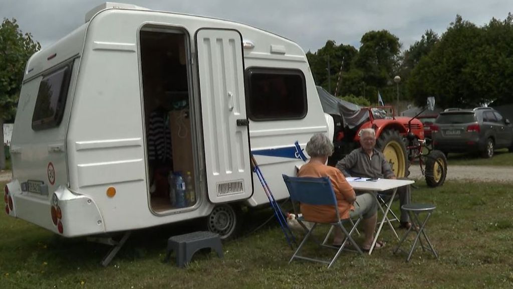 Una pareja de mayores retenidos en Galicia: Desde Zurich en una caravana remolcada por un tractor a 30 km/h