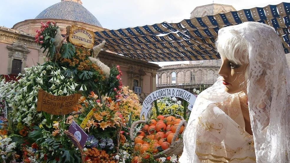 Lola, la maniquí más famosa de Valencia abandona el barrio de Abastos por el cierre de la tienda