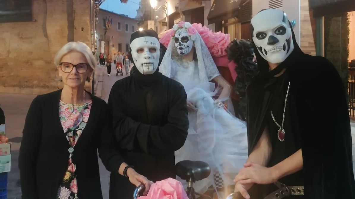 Lola, la maniquí más famosa de Valencia abandona el barrio de Abastos por el cierre de la tienda