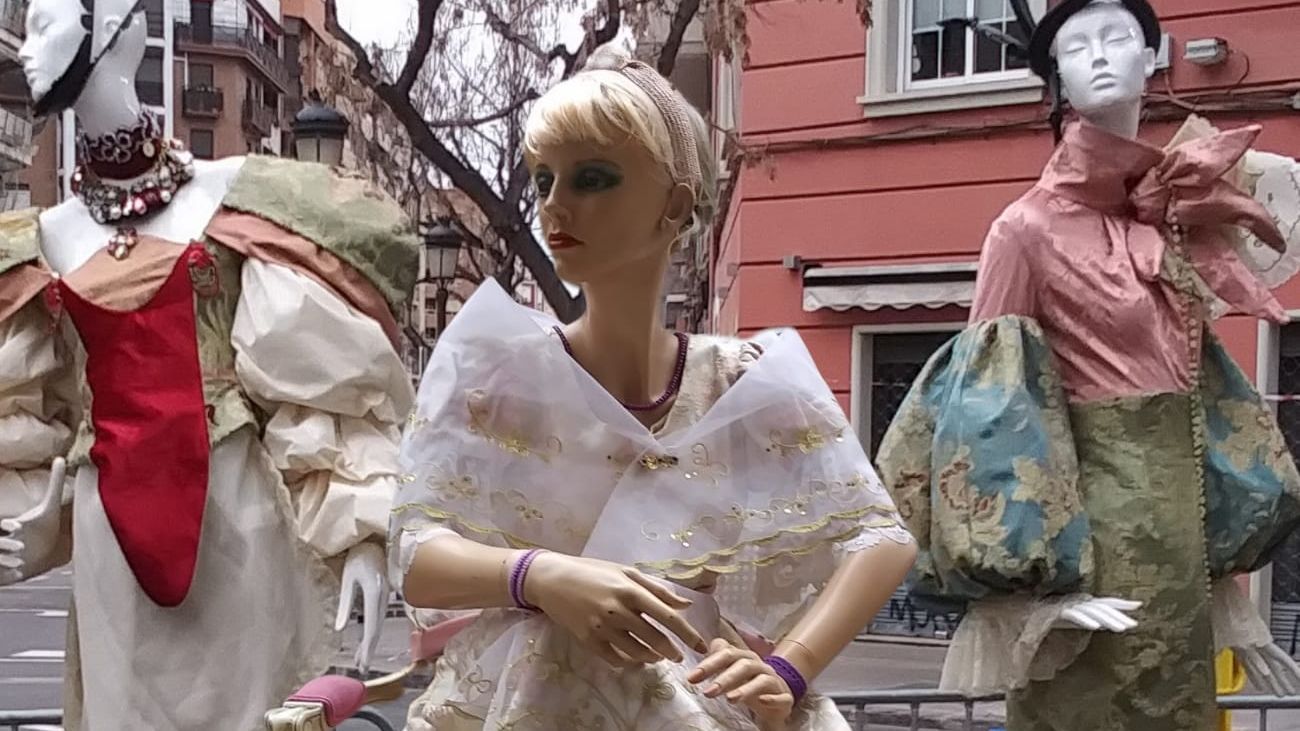 Lola, la maniquí más famosa de Valencia abandona el barrio de Abastos por el cierre de la tienda