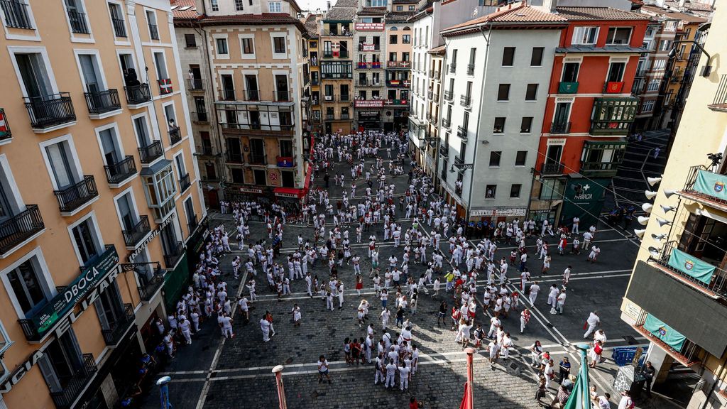 Pamplona empieza llenarse en las horas previas al chupinazo de los Sanfermines 2023