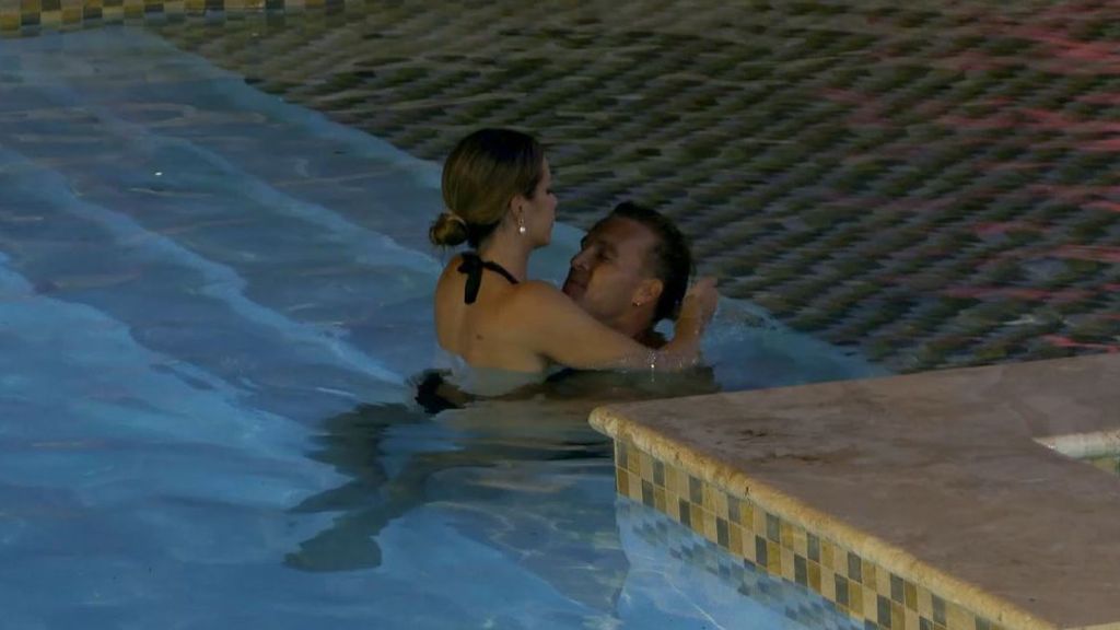 Sube la temperatura en la piscina con el acercamiento de Cristina con Álex