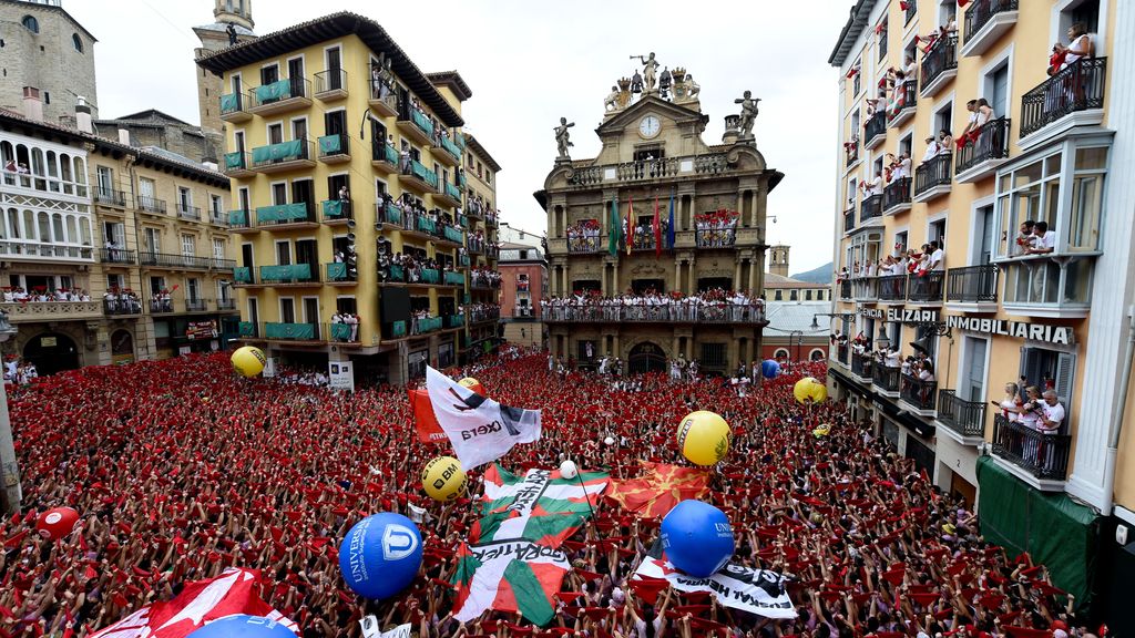 San Fermín 2023: Luis Sabalza, presidente del Osasuna, lanza el Chupinazo, pistoletazo de salida de Sanfermines