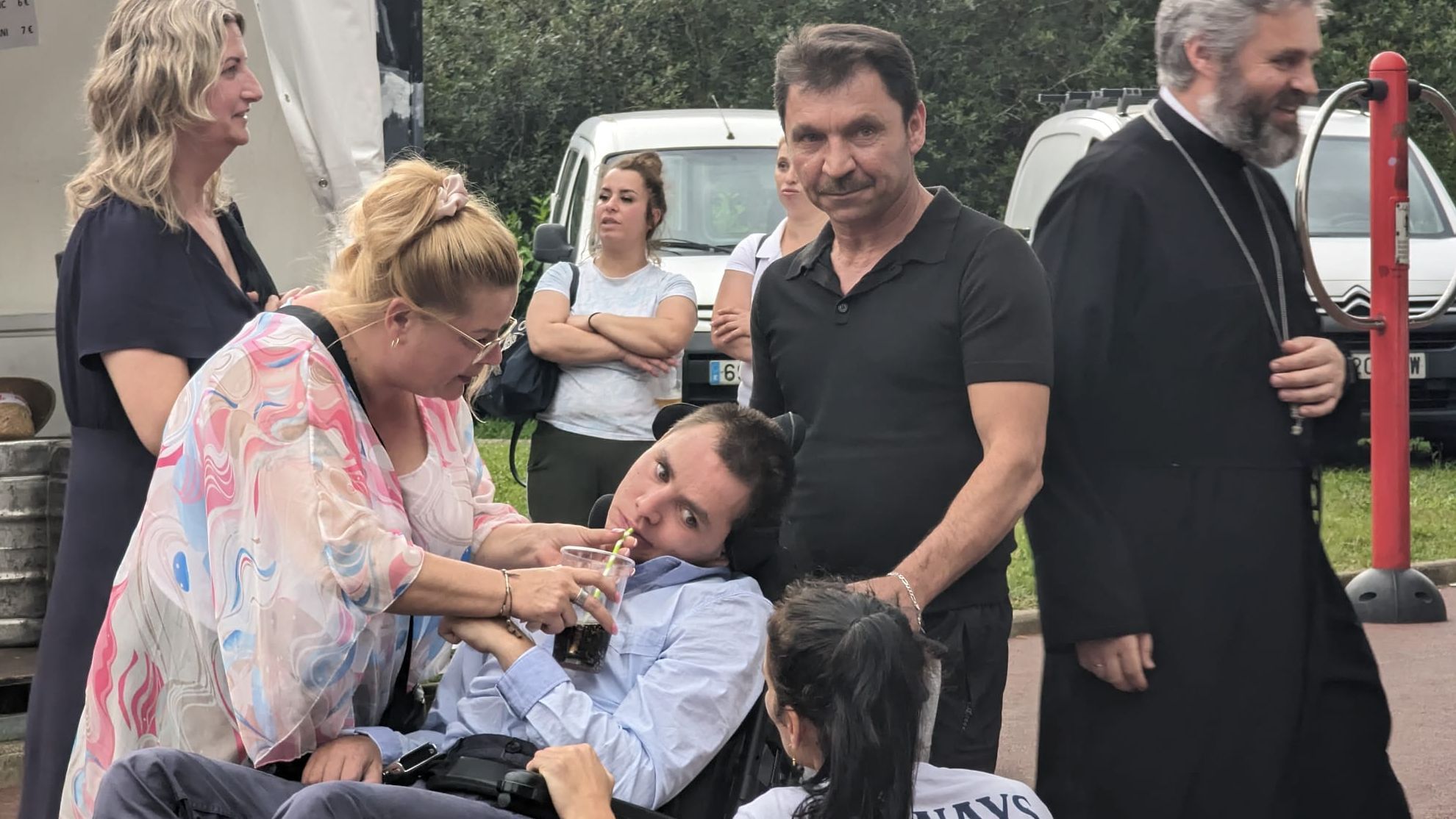 Alexandru junto a sus padres durante la fiesta para recaudar fondos para su rehabilitación
