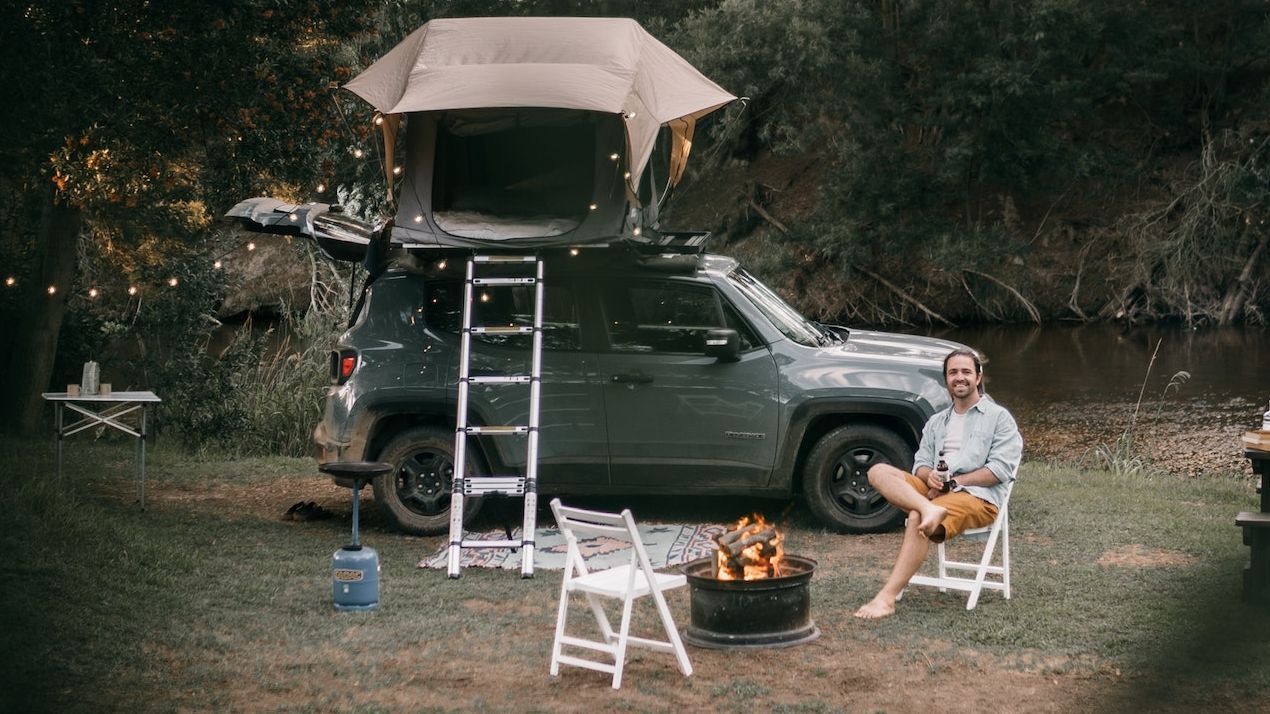 Dormir encima del coche es una nueva tendencia de viaje