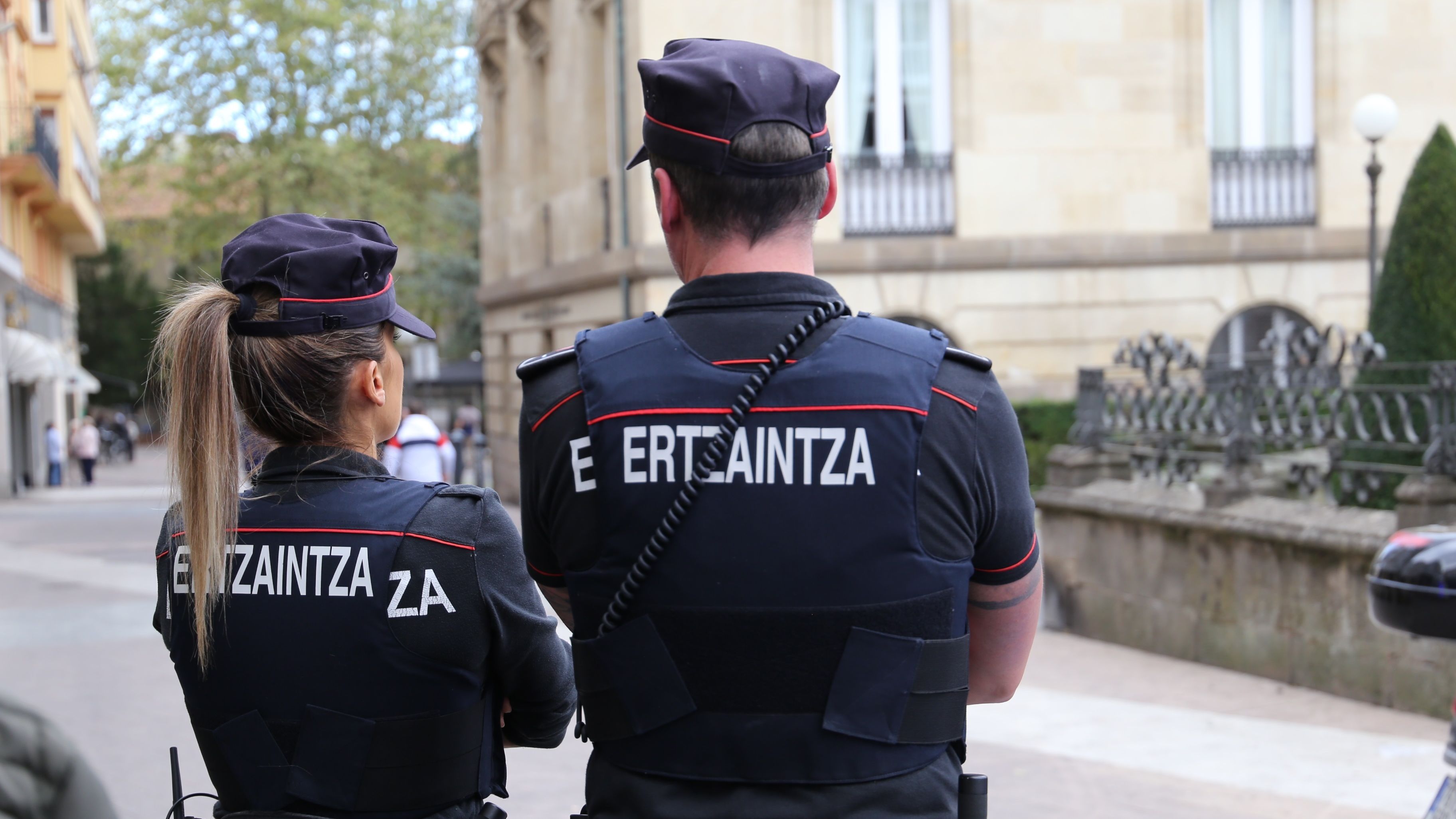 Dos agentes de la Ertzaintza