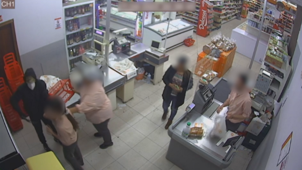 La cajera de un supermercado de Valencia se enfrenta con una cesta de la compra a un atracador armado