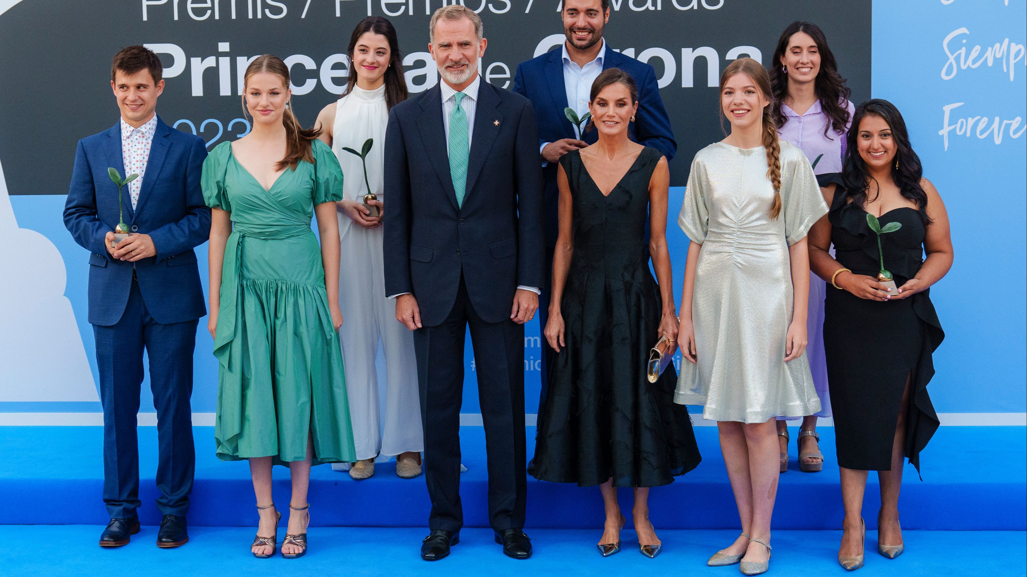 La familia real española, junto a los galardonados en los Premios Princesa de Girona
