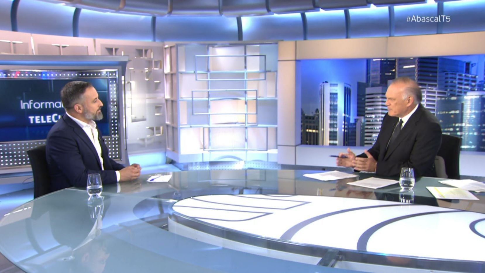 Polémica sobre la bandera LGTBI en la entrevista entre Pedro Piqueras y Santiago Abascal: ambos tenían razón