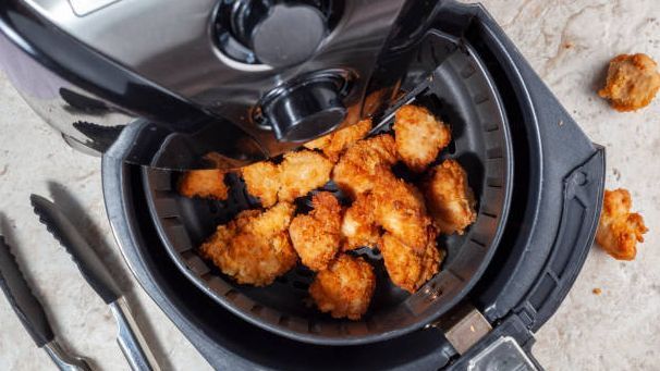Pollo rebozado en la freidora de aire.