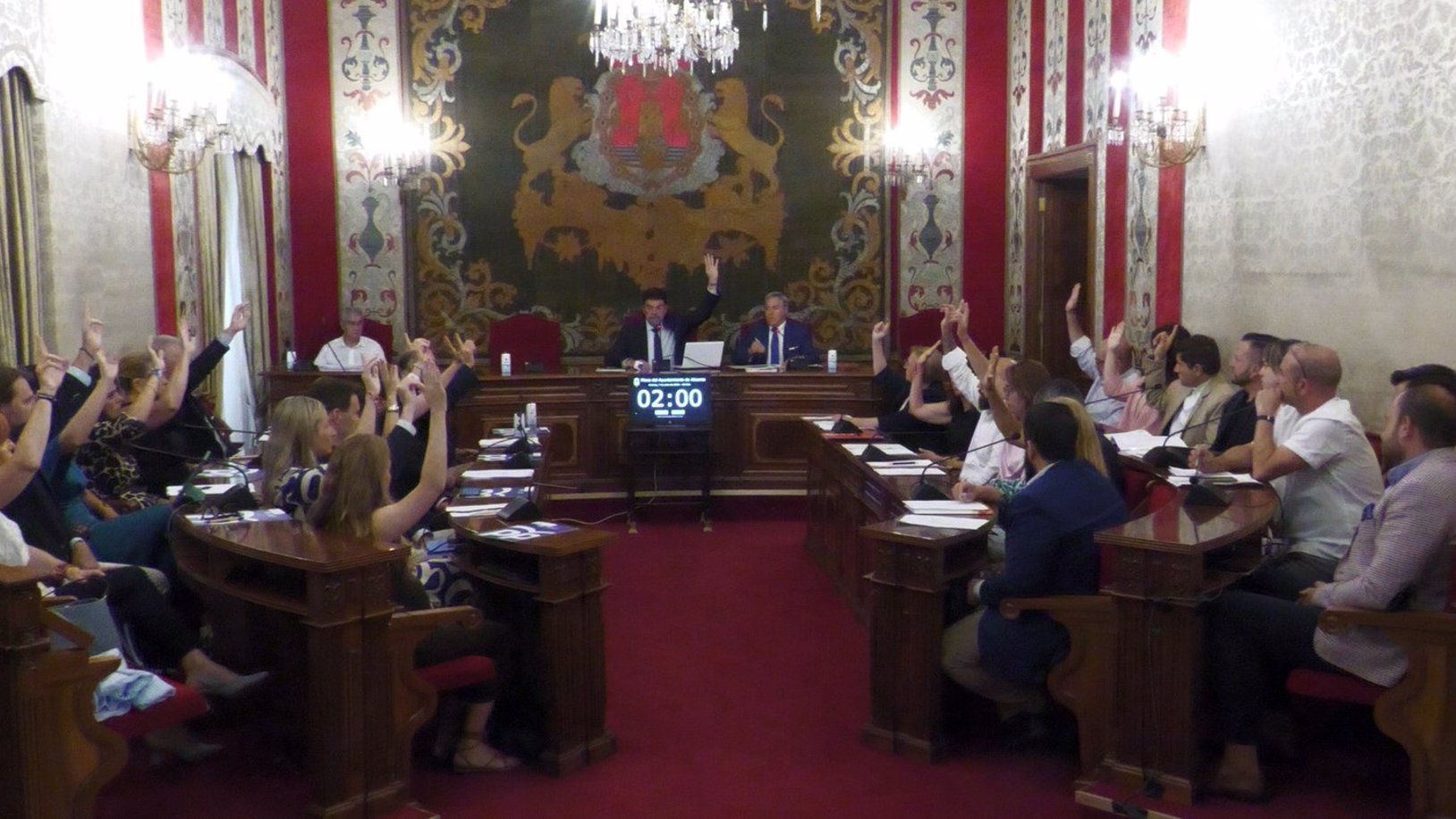 PP y PSOE se ponen de acuerdo para subir los sueldo en el Ayuntamiento de Alicante, con abstención de Compromís y UP y rechazo de Vox