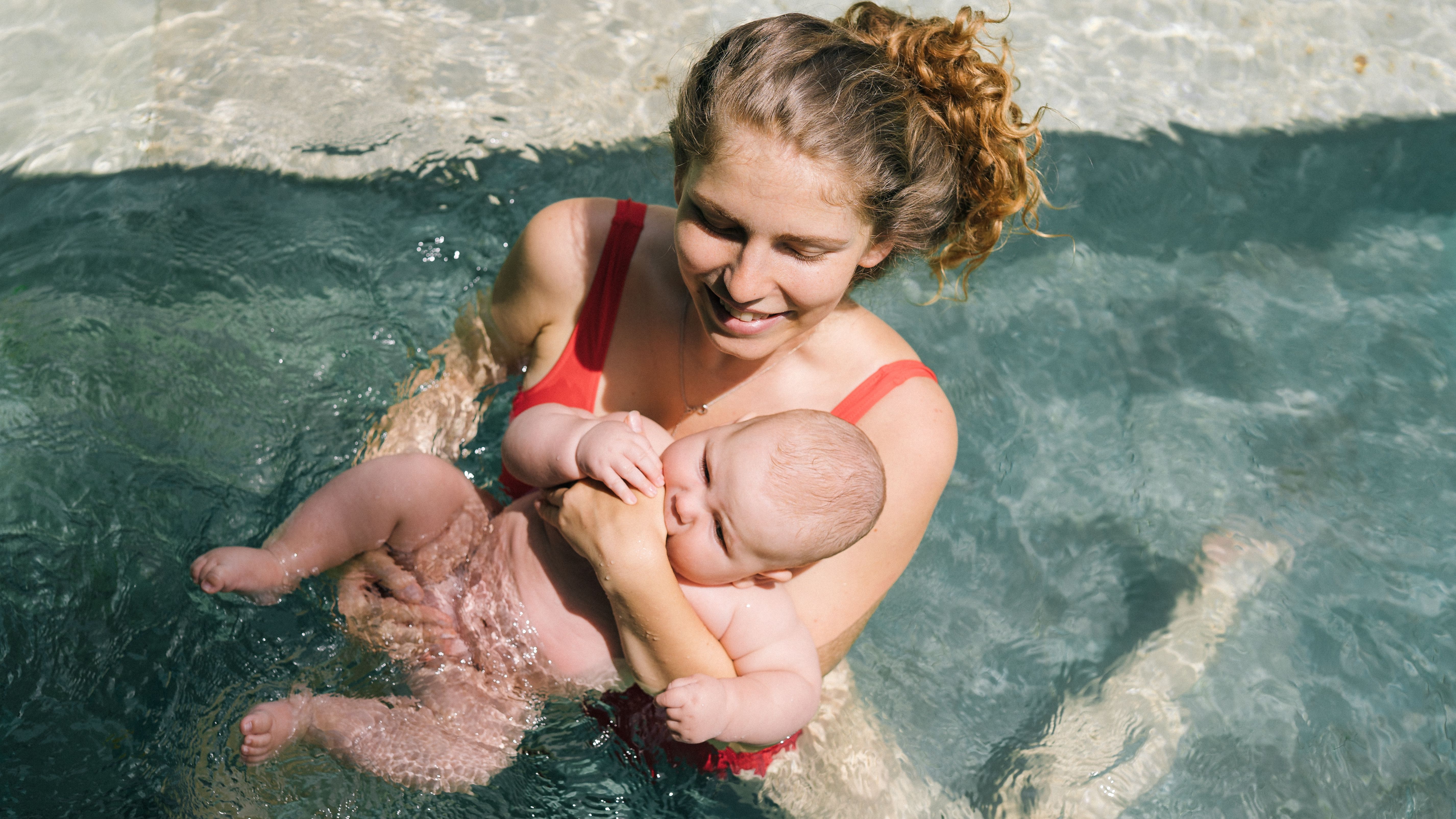 Puedes bañar al bebé en la playa o la piscina. FUENTE: Pexels