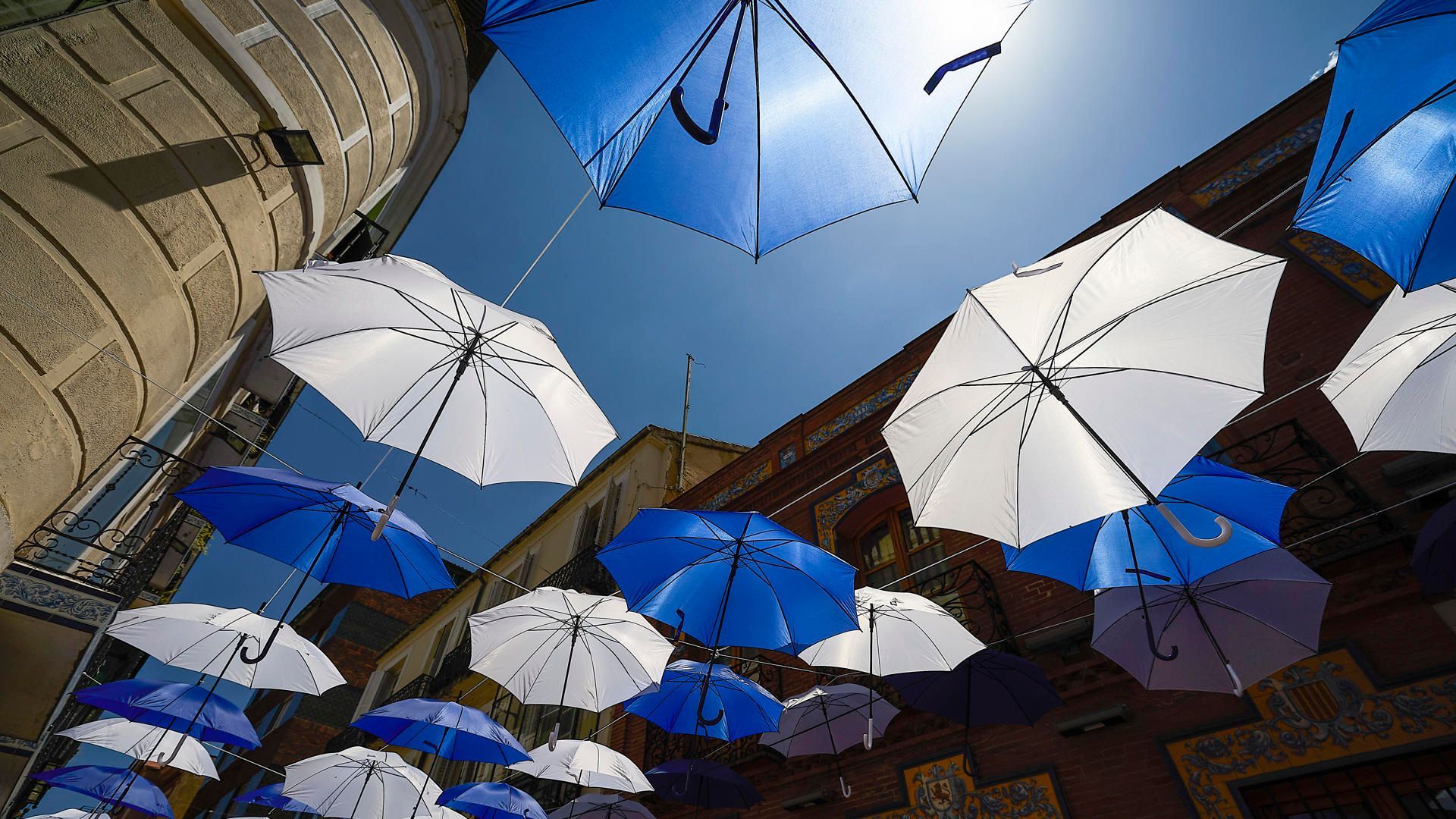 Talavera instala 500 paraguas en la calle