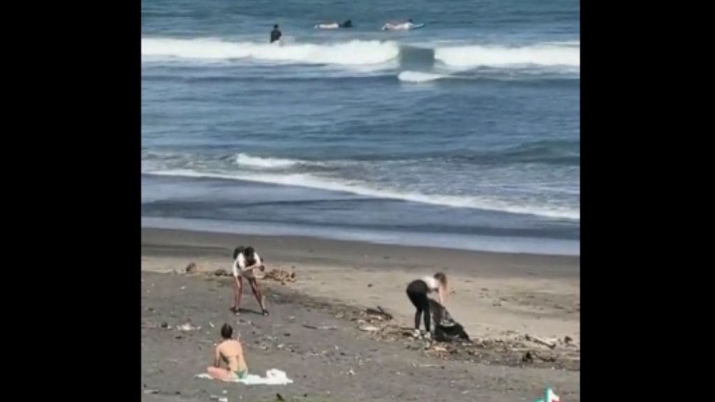 Tiktoker limpia la playa