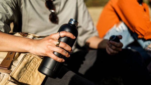 Utilizar envases reutilizables ayuda a reducir el consumo de plásticos