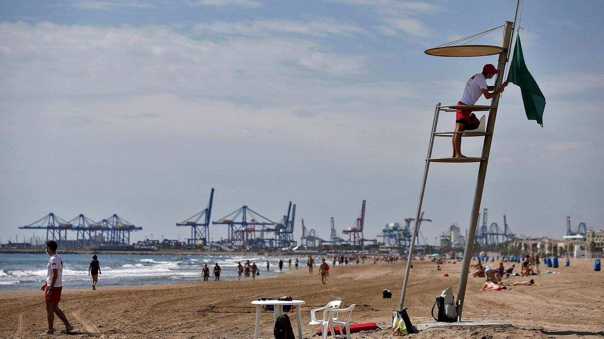 Dos hombres mueren ahogados en playas catalanas este sábado: había bandera amarilla en ambas costas
