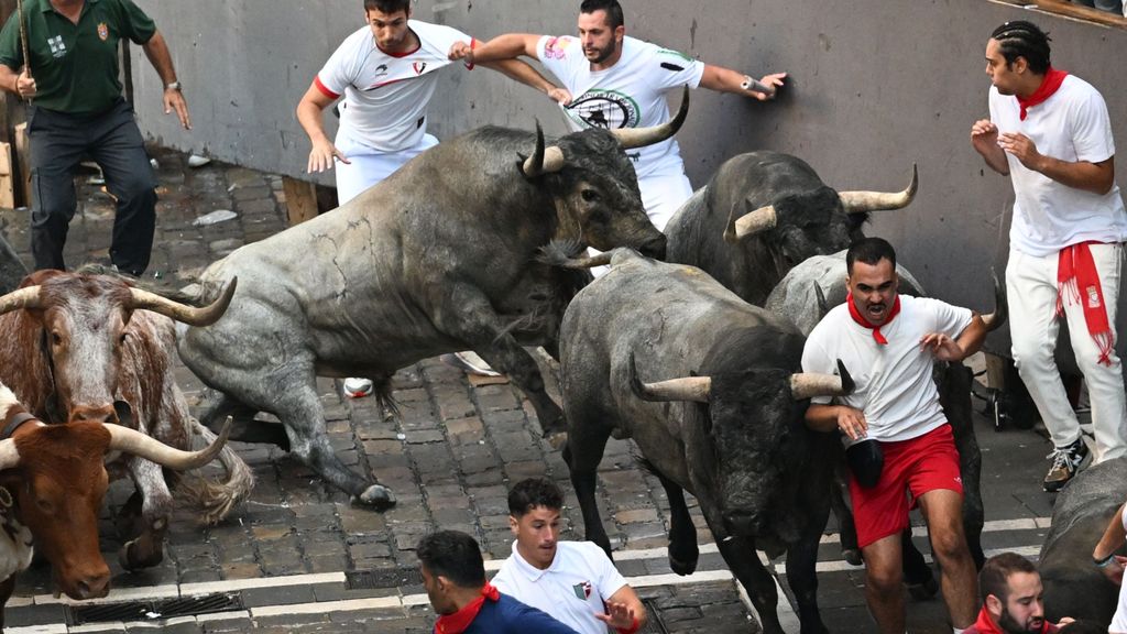 Cuatro heridos en el segundo encierro de San Fermín, uno con herida por asta de toro no penetrante
