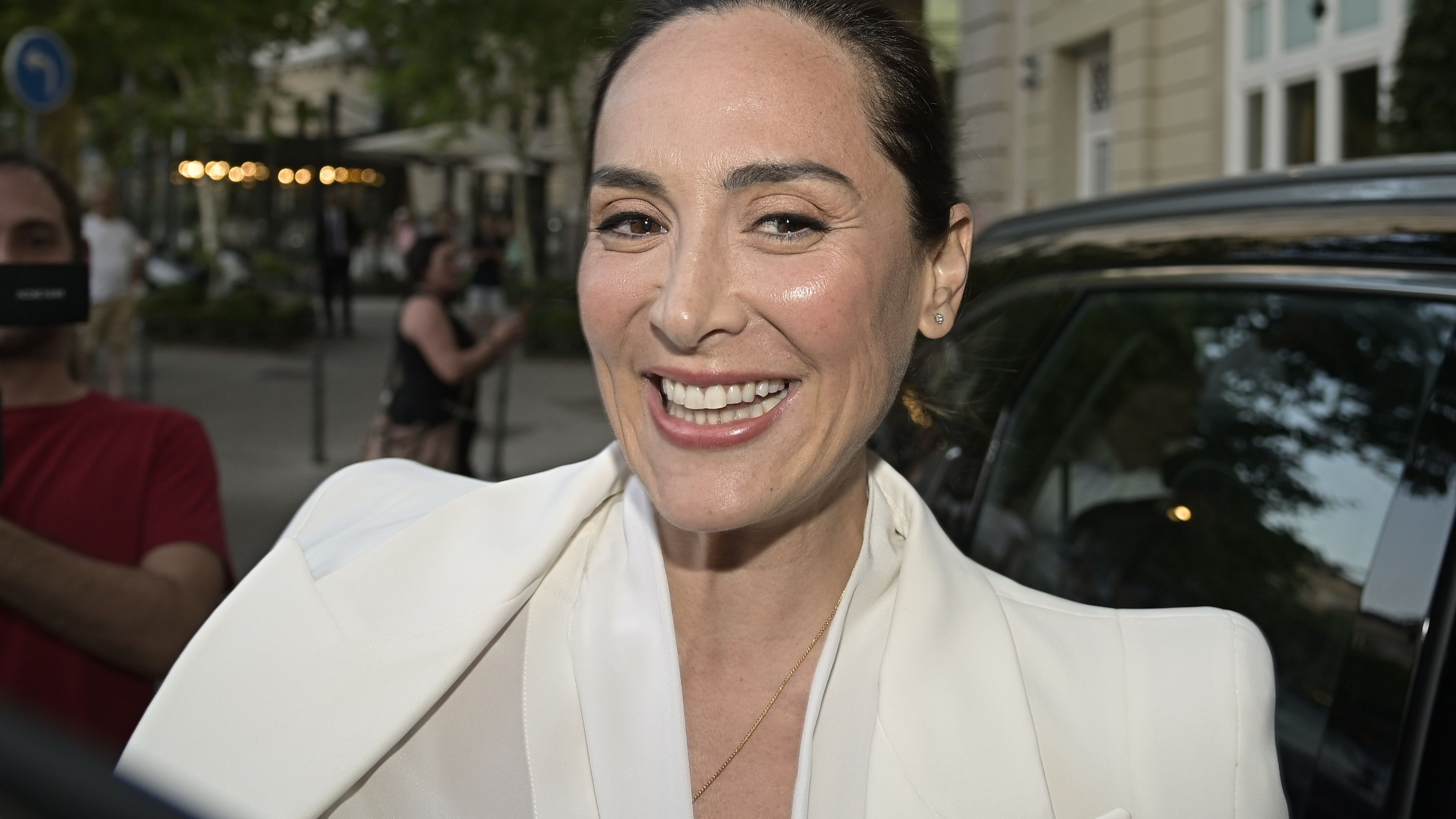 Tamara Falcó, muy sonriente en su llegada a la preboda en el Ritz