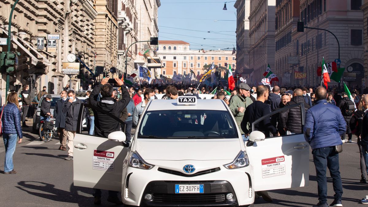 Varias asociaciones de taxistas se manifiestan en el centro de Roma en 2021.