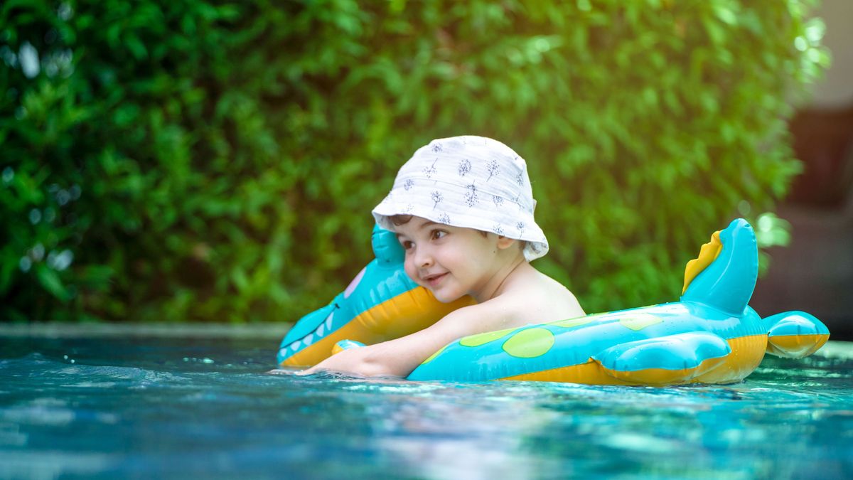 Disfruta de la piscina con tu hijo aunque aún lleve pañal