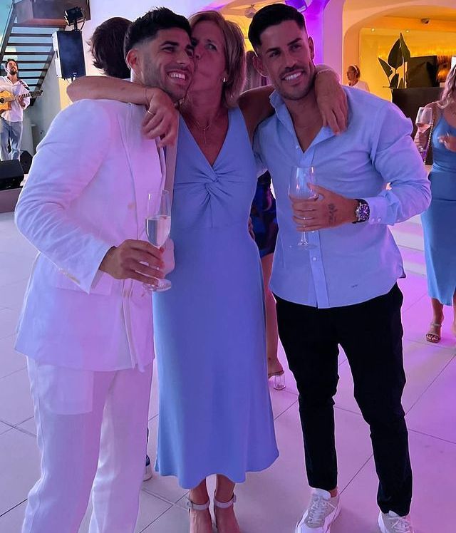 Marco Asensio y su hermano Igor, durante la preboda