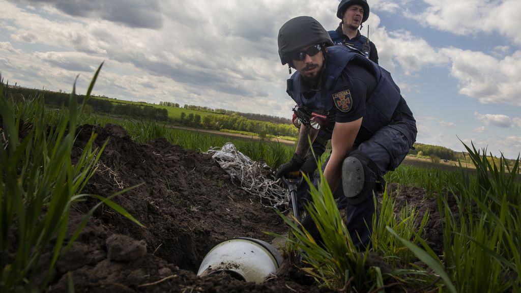 Retirada de fragmentos de una bomba de racimo en Járkov, en mayo de 2022