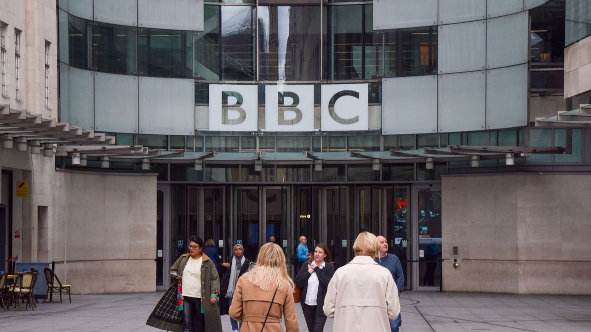 Un presentador de la BBC es acusado de pedir fotos sexuales a una menor a cambio de dinero