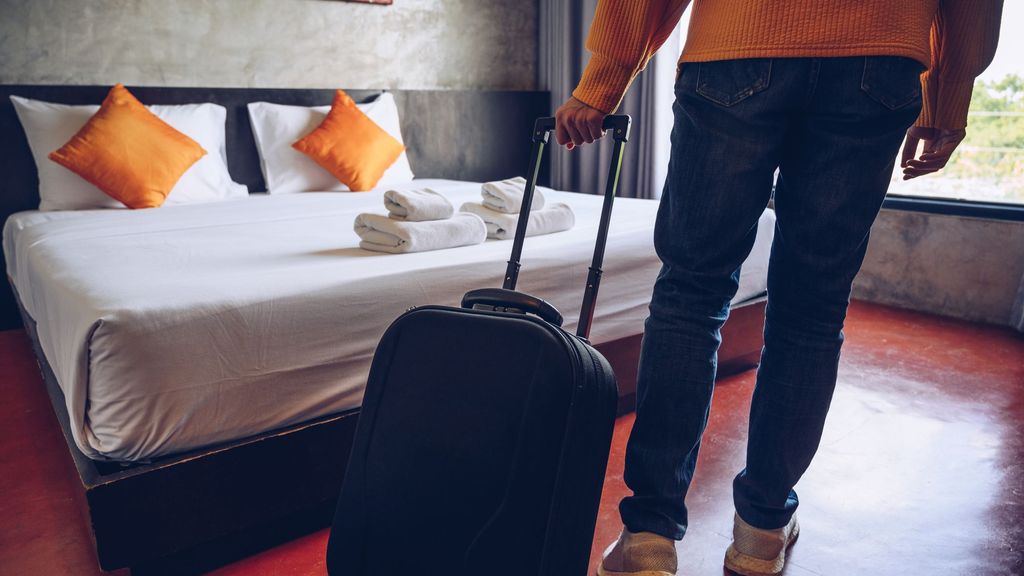 Un turista en una habitación de hotel