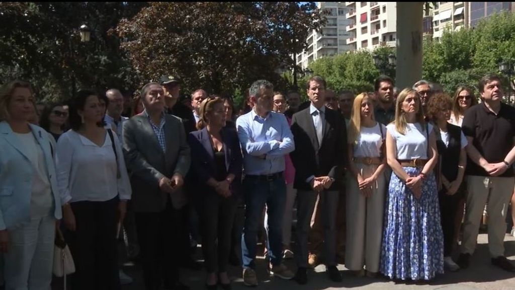 Vecinos y autoridades de Logroño guardan un minuto de silencio por la última víctima de violencia machista
