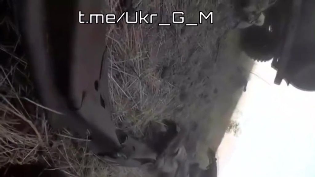 Así vuela un tanque ucraniano al pisar una mina rusa en el frente de Bajmut