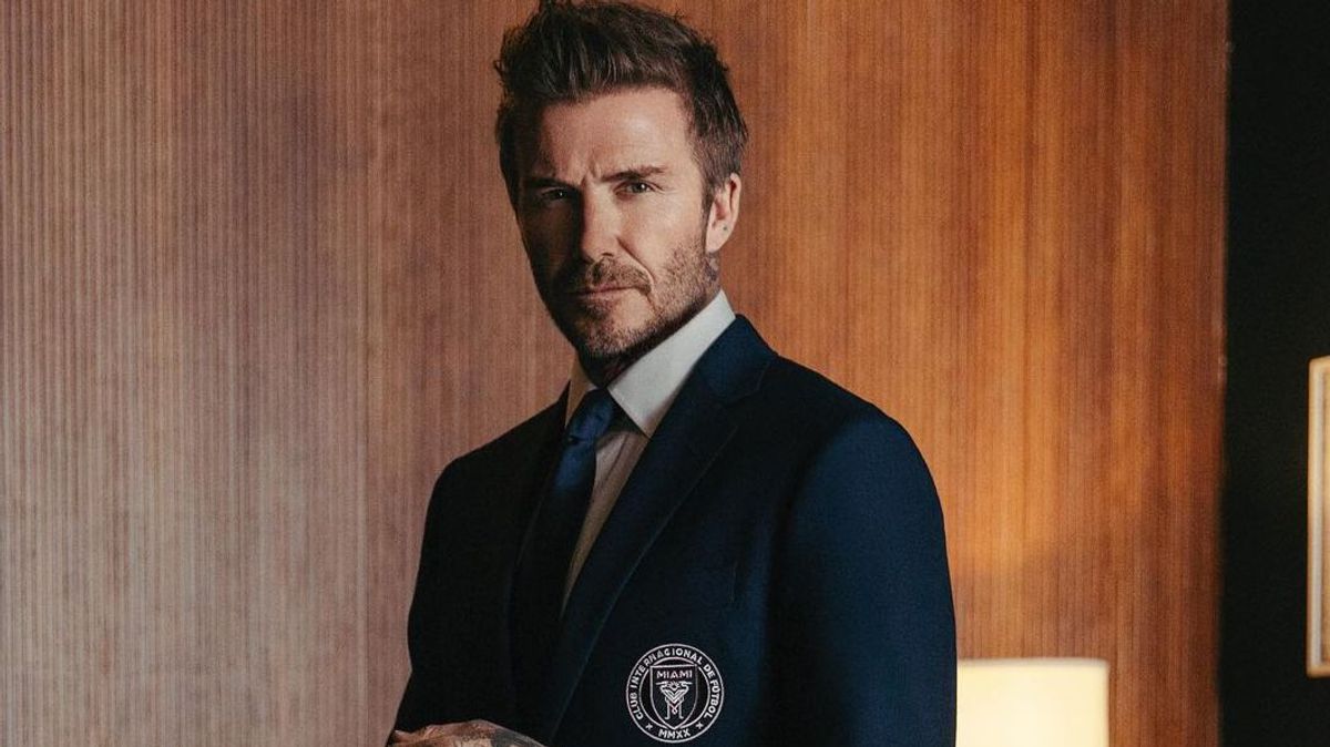 Beckham posa con el traje oficial del Inter Miami