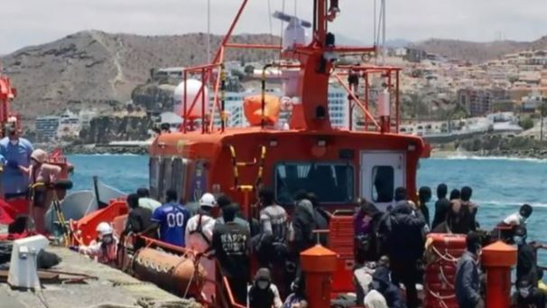 Buscan un cayuco con casi 200 personas a bordo, entre ellas, niños: se dirigía a las islas Canarias