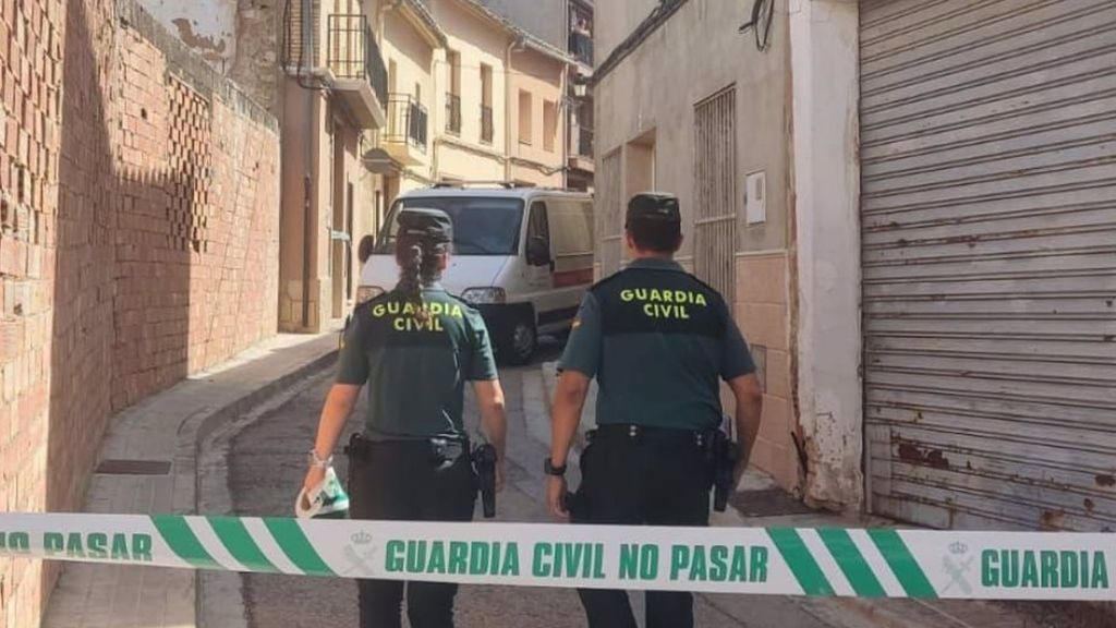 Guardias civiles inspeccionan la vivienda donde se produjo la pelea