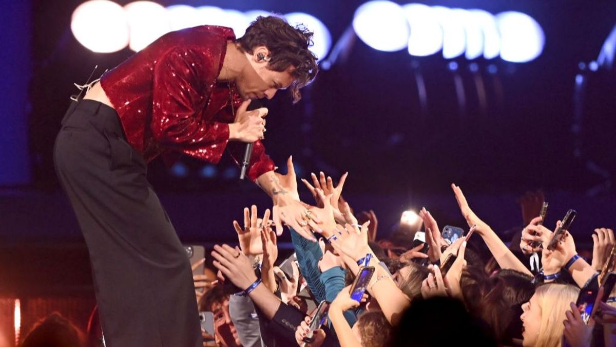 Harry Styles, golpeado en la cara por un objeto lanzado al escenario en pleno concierto en Viena