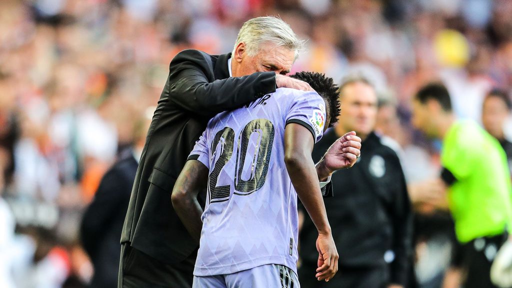 Imagen del entrenador del Real Madrid Carlo Ancelotti con Vinicius Junior en Mestalla
