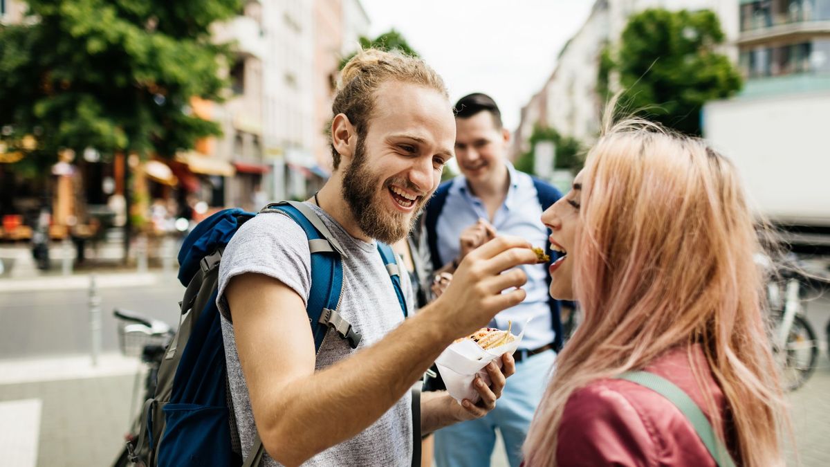 Los alimentos que no debes probar cuando viajas para evitar problemas de salud