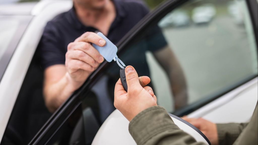 Menos coches de alquiler y más riesgo de estafa: ¿En qué debes fijarte?