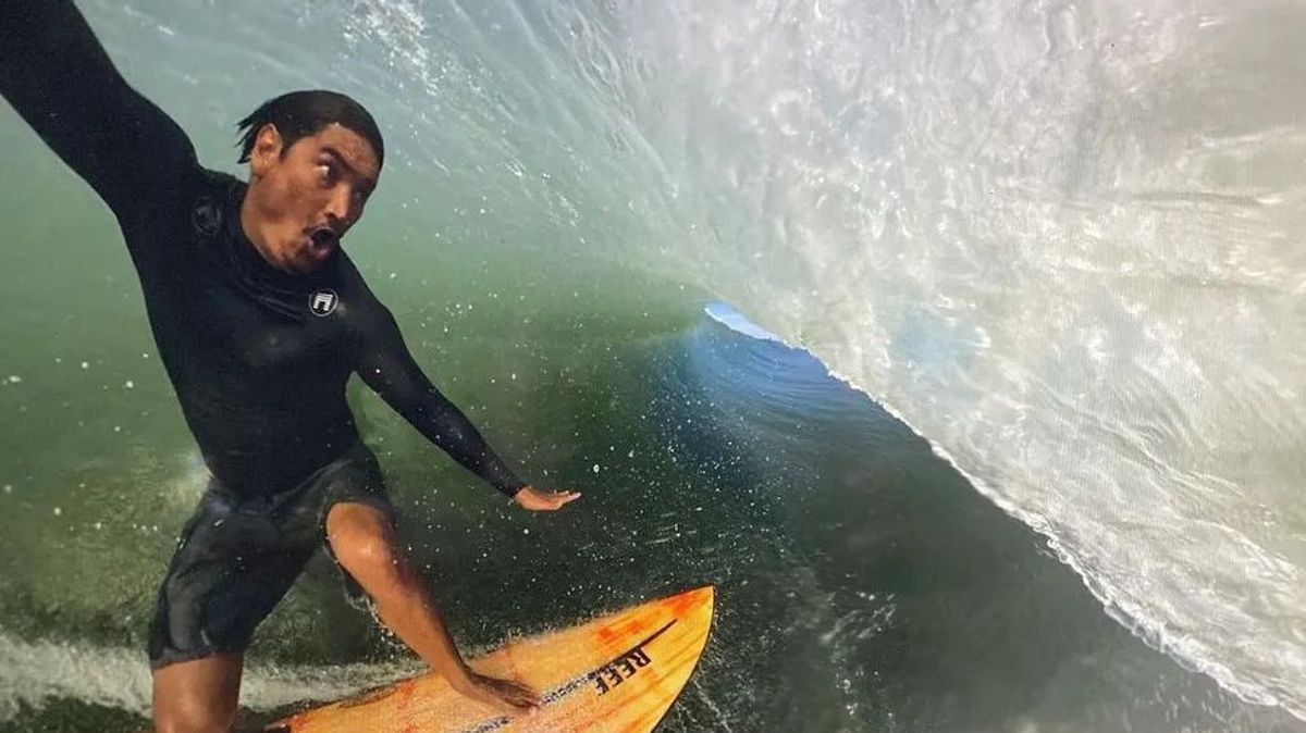Muere el surfista Mikala Jones desangrado tras seccionarse una arteria en un accidente en Indonesia