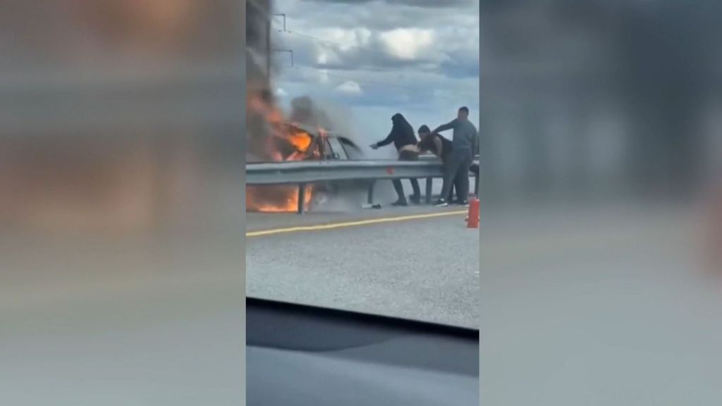 Rescatan a un conductor atrapado en el interior de su coche en llamas en Kazajistán