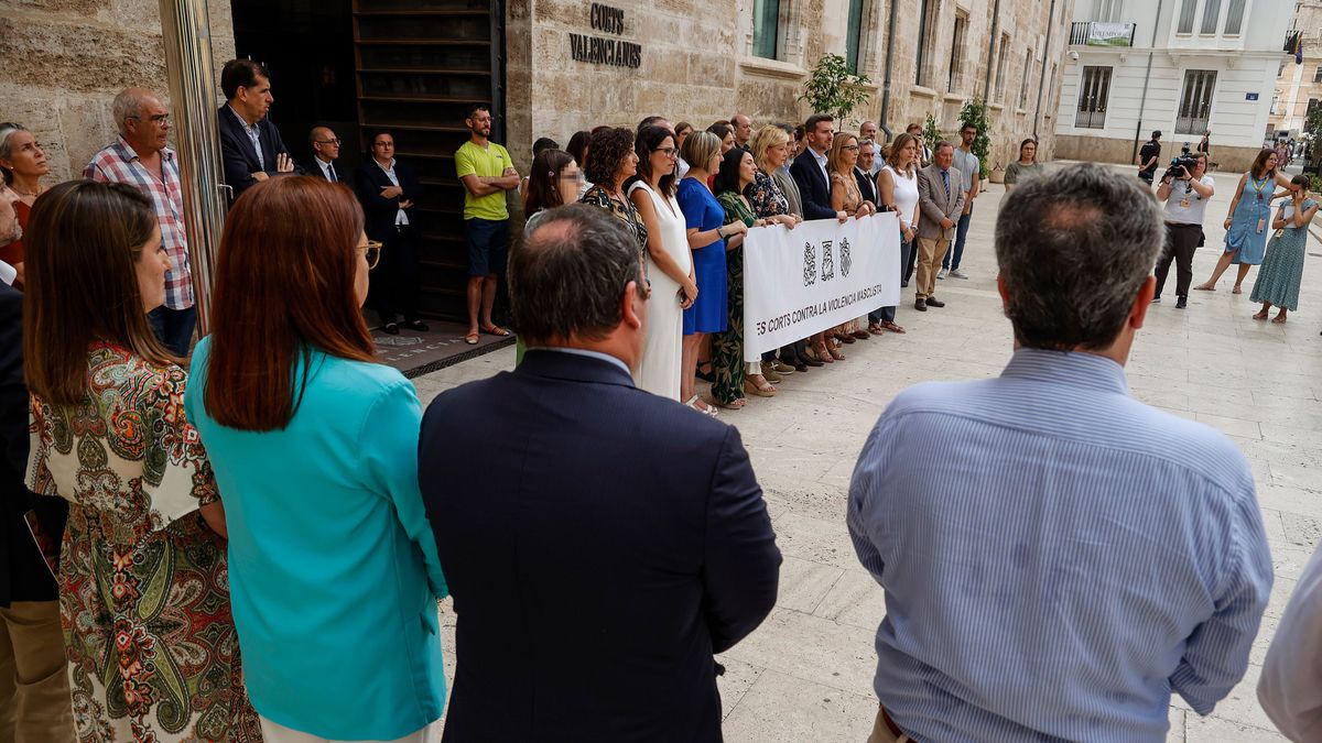 Un grupo de personas durante un minuto de silencio por el asesinato de un hombre a su mujer en Antella (Valencia)