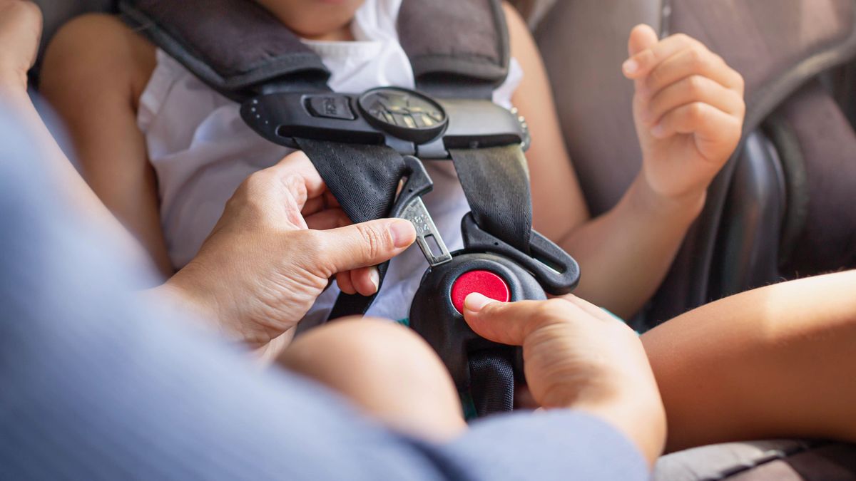 Un niño en un coche