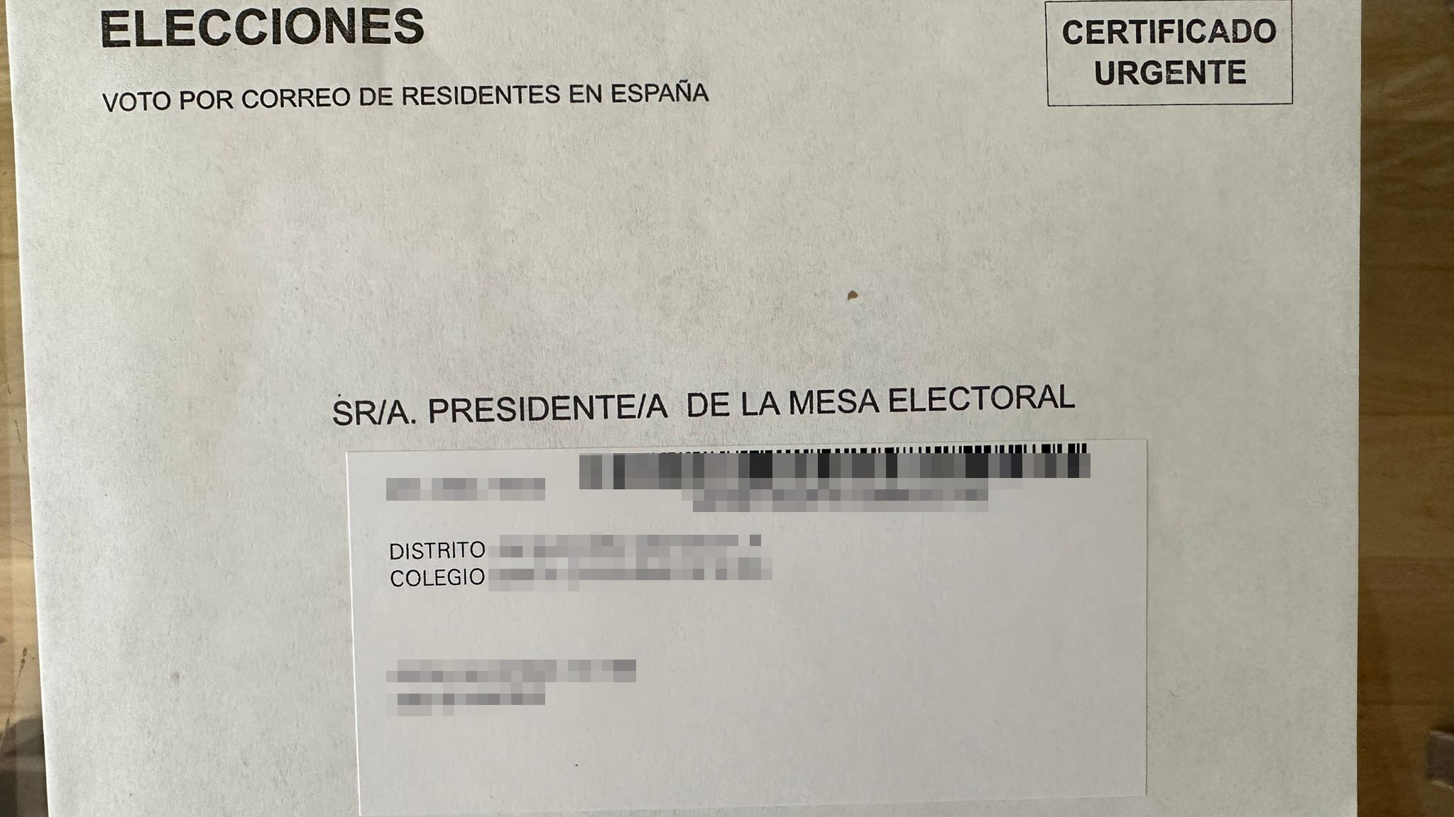 Un sobre en el que estará escrita la información de tu mesa electoral.