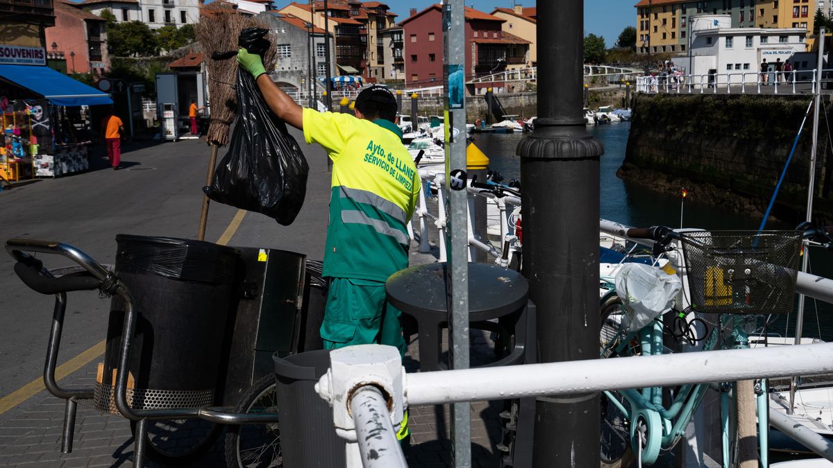 Un trabajador de la limpieza en Llanes