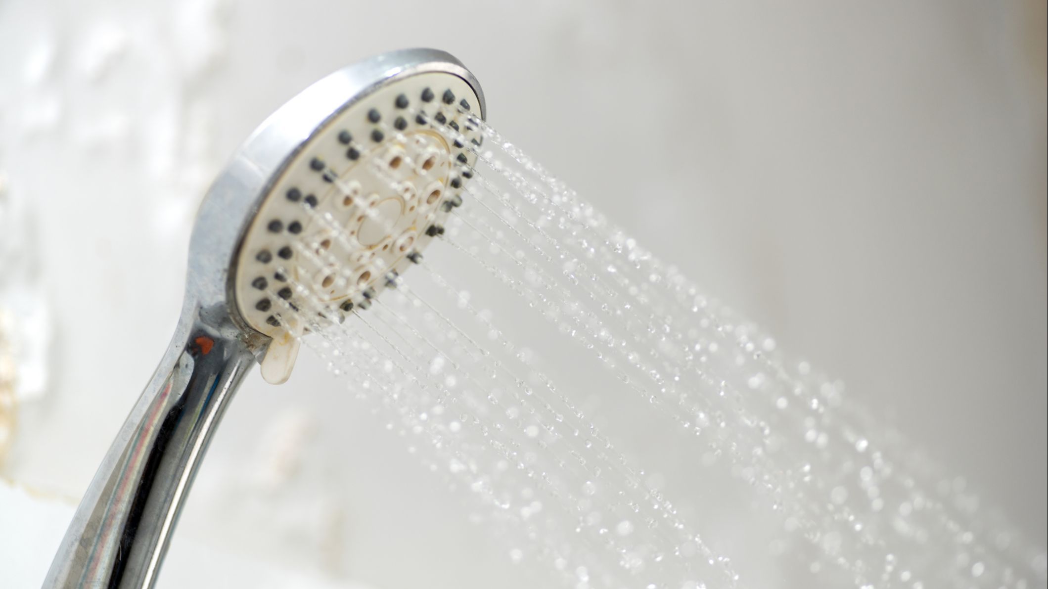 Una ducha fría antes de dormir te hará sudar más