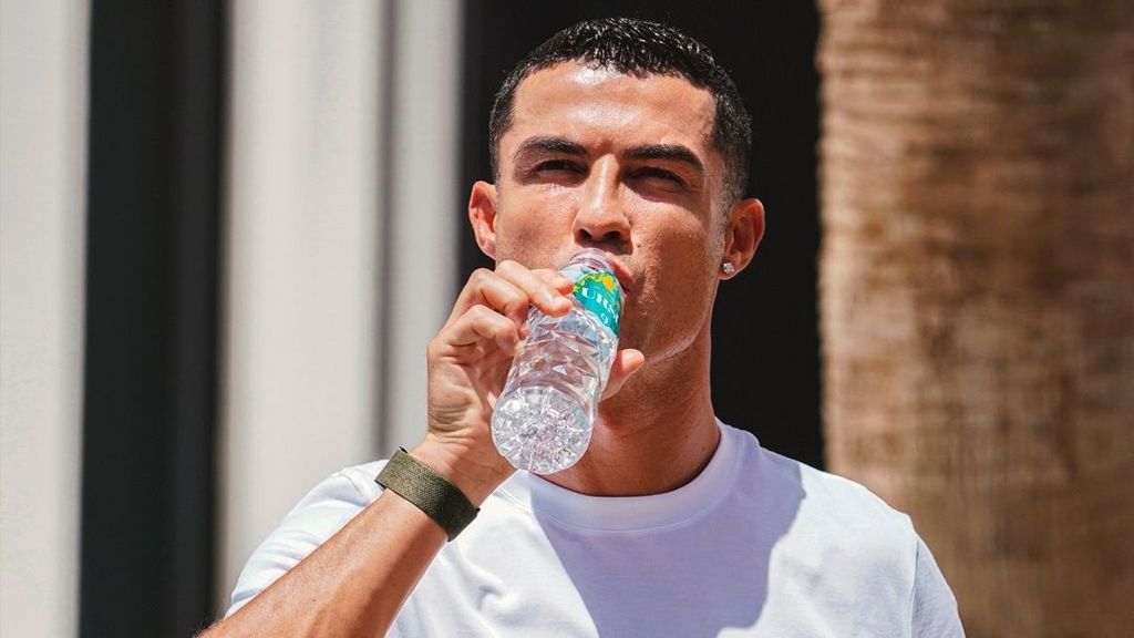 ¿El agua de Cristiano Ronaldo mejora la vida como dicen? Los expertos demuestran que no