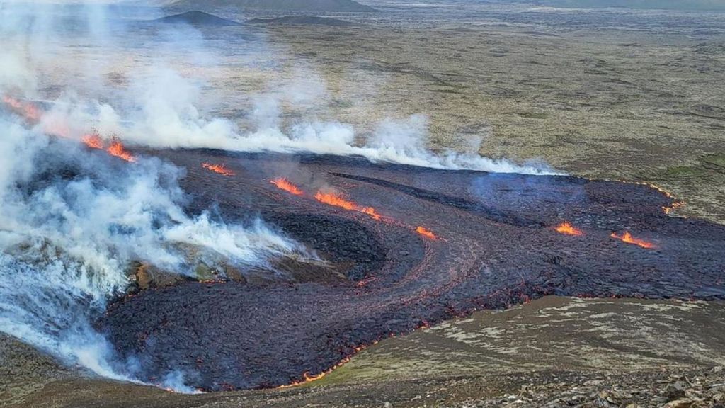 Un volcán entra en erupción en Islandia, a 30 kilómetros de Reikiavik