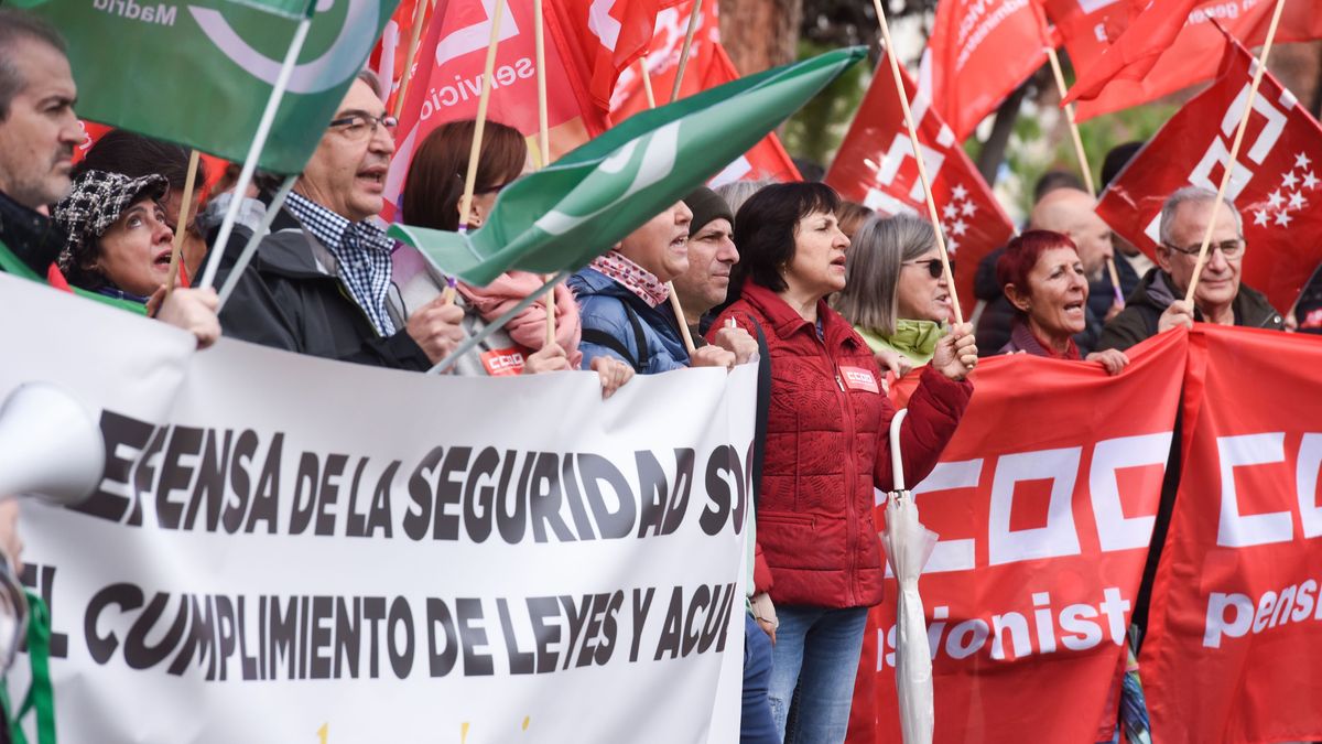 EuropaPress 4818912 grupo personas pertenecientes csif ccoo ugt sostienen pancartas protesta