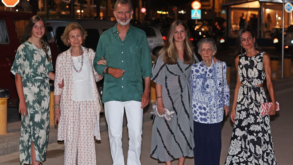 La reina Sofía con los reyes Felipe y Letizia, sus nietas Leonor y Sofia, y su hermana Irene en Mallorca (agosto de 2022)