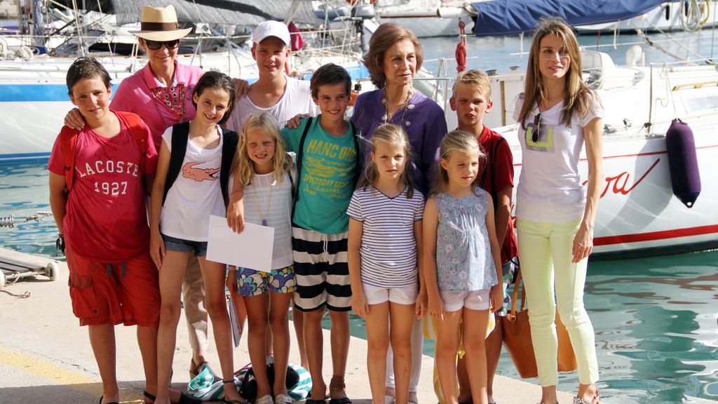 La reina Sofía con sus nietos, la reina Letizia y la infanta Elena, en Mallorca (agosto de 2013)